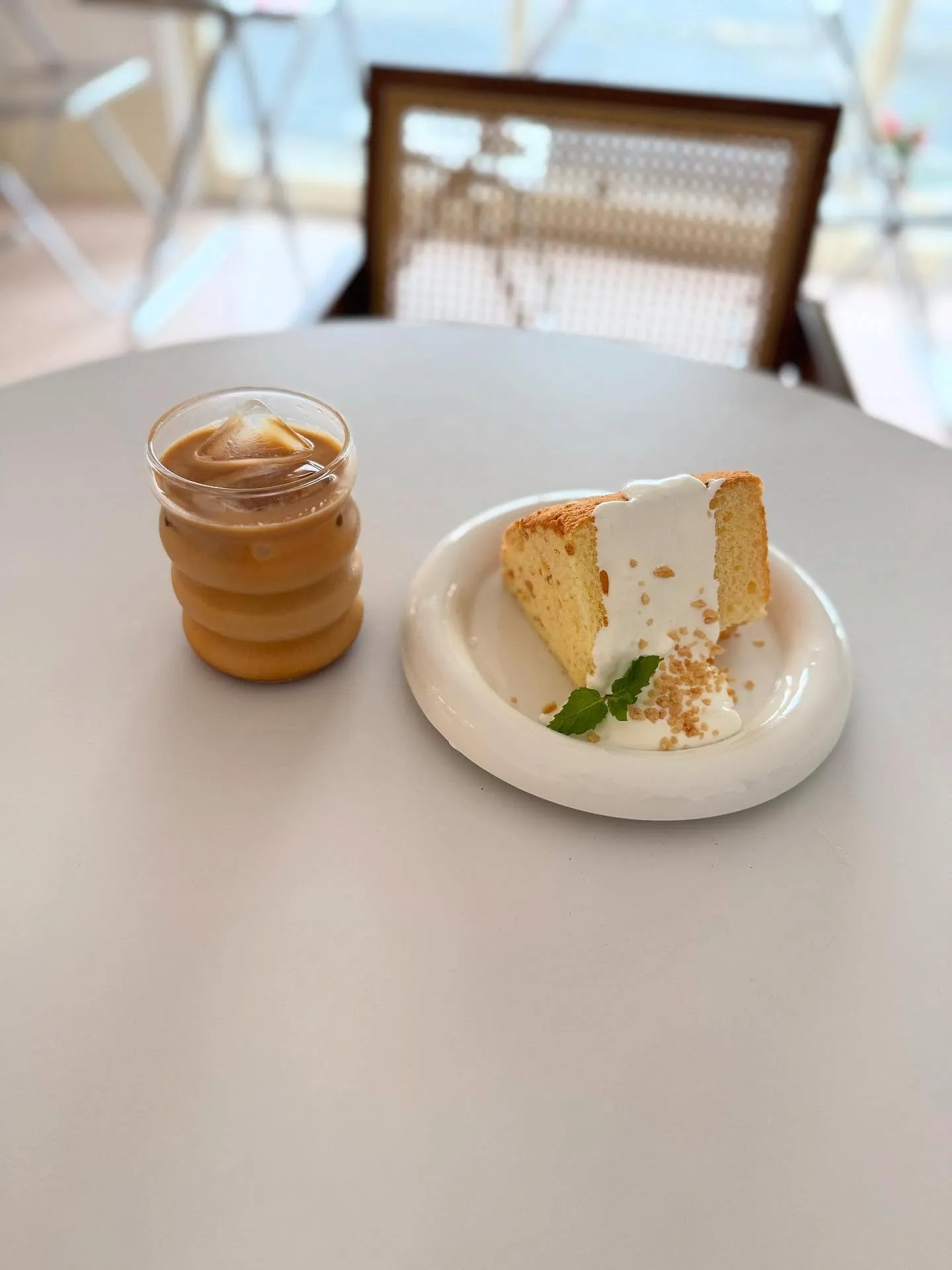 クレームシャンティイをたっぷり乗せたシフォンケーキは