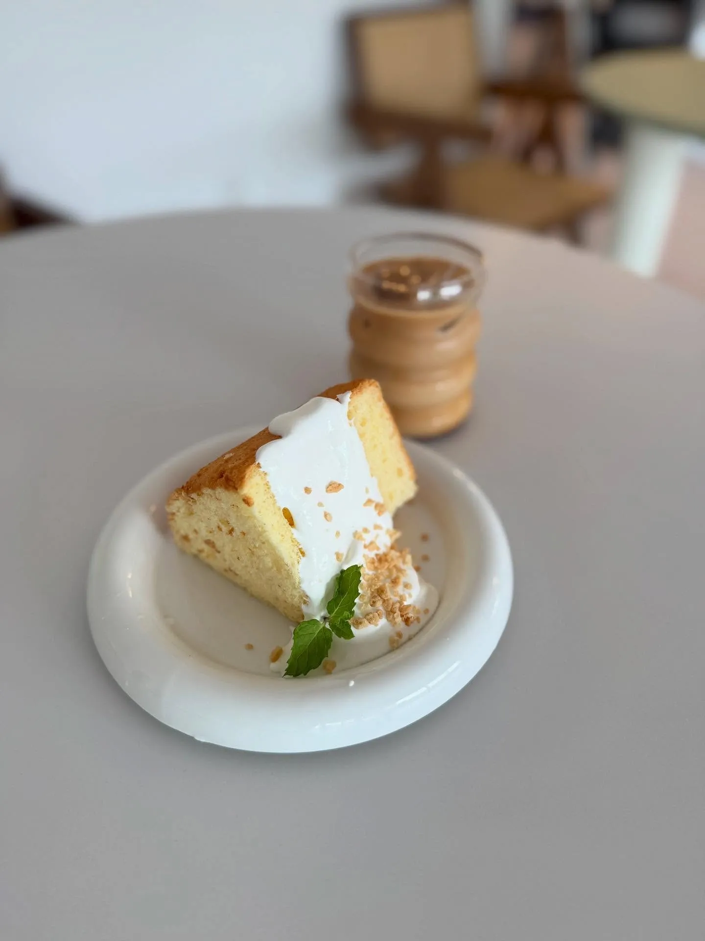 クレームシャンティイをたっぷり乗せたシフォンケーキは