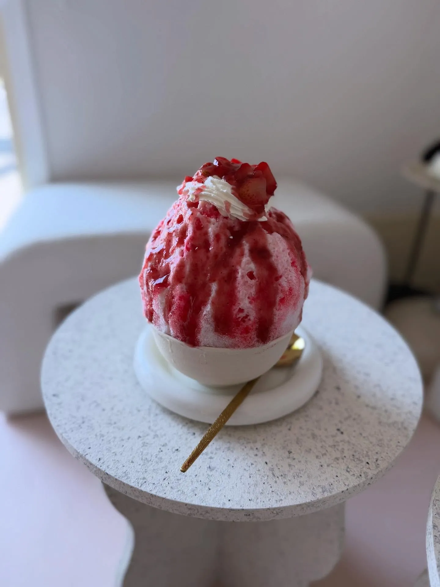 かき氷の苺も前回より改善して新しく作り直しました。