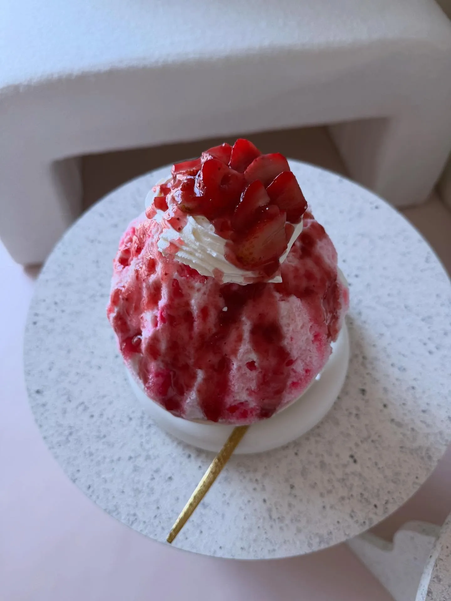 かき氷の苺も前回より改善して新しく作り直しました。